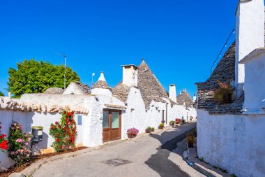 Alberobello, İtalya 'da konik çatıları olan ünlü geleneksel kuru taş trulli evler..