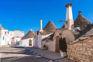 Alberobello, İtalya 'da konik çatıları olan ünlü geleneksel kuru taş trulli evler..