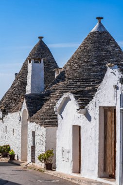 Alberobello, İtalya 'da konik çatıları olan ünlü geleneksel kuru taş trulli evler..