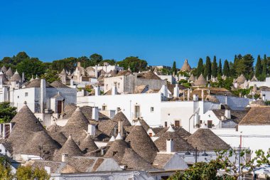 Alberobello manzarası ve ünlü kuru taş trulli evlerin konik çatıları. İtalya