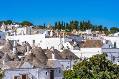 Alberobello manzarası ve ünlü kuru taş trulli evlerin konik çatıları. İtalya