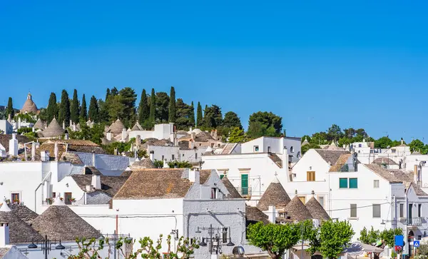 Alberobello manzarası ve ünlü kuru taş trulli evlerin konik çatıları. İtalya