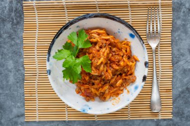 Etsiz quorn kıymalı orzo makarna.