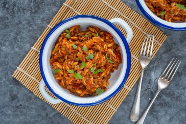 Etsiz quorn kıymalı orzo makarna.