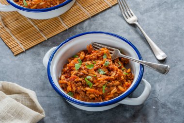 Etsiz quorn kıymalı orzo makarna.