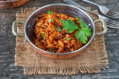 Etsiz quorn kıymalı orzo makarna.