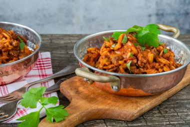 Etsiz quorn kıymalı orzo makarna.