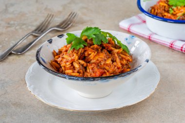 Etsiz quorn kıymalı orzo makarna.