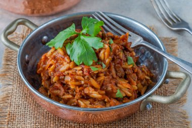 Etsiz quorn kıymalı orzo makarna.