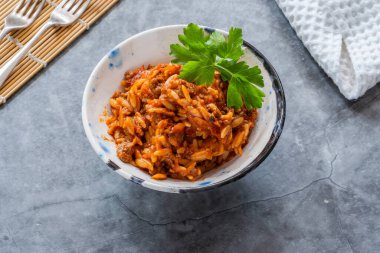 Etsiz quorn kıymalı orzo makarna.
