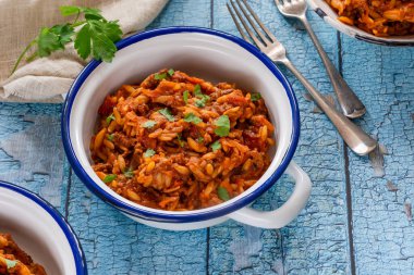 Etsiz quorn kıymalı orzo makarna.