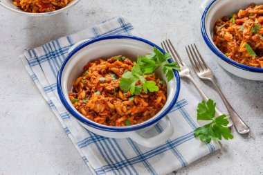 Etsiz quorn kıymalı orzo makarna.