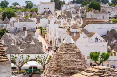 ALBEROBELLO, İtalya - 16 Mayıs 2024: Güney İtalya 'nın Puglia bölgesinde küçük bir İtalyan kasabası olan Alberobello' nun manzarası. Alberobello 'nun tarihi merkezi UNESCO tarafından dünya mirası olarak ilan edildi..