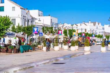 ALBEROBELLO, İtalya - 17 Mayıs 2024: Alberobello Puglia bölgesinde eski kuru taş trulli evleriyle ünlü küçük bir kasabadır. Alberobello 'nun tarihi merkezi UNESCO tarafından dünya mirası olarak ilan edildi.