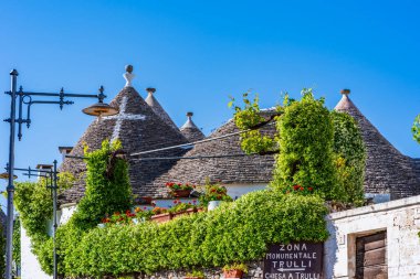 ALBEROBELLO, İtalya - 17 Mayıs 2024: Alberobello konik çatıları olan eski kuru taş trulli evleri ile ünlüdür. Alberobello 'nun tarihi merkezi UNESCO tarafından dünya mirası olarak ilan edildi..