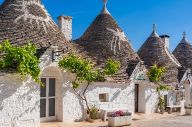 ALBEROBELLO, İtalya - 17 Mayıs 2024: Alberobello konik çatıları olan eski kuru taş trulli evleri ile ünlüdür. Alberobello 'nun tarihi merkezi UNESCO tarafından dünya mirası olarak ilan edildi..