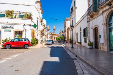 ALBEROBELLO, İtalya - 17 Mayıs 2024: Alberobello Puglia bölgesinde eski kuru taş trulli evleriyle ünlü küçük bir kasabadır. Alberobello 'nun tarihi merkezi UNESCO tarafından dünya mirası olarak ilan edildi.