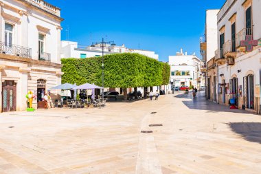ALBEROBELLO, İtalya - 17 Mayıs 2024: Alberobello Puglia bölgesinde eski kuru taş trulli evleriyle ünlü küçük bir kasabadır. Alberobello 'nun tarihi merkezi UNESCO tarafından dünya mirası olarak ilan edildi.