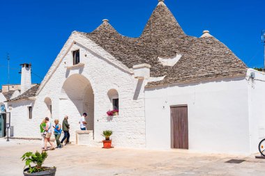 ALBEROBELLO, İtalya - 17 Mayıs 2024: Alberobello 'daki ünlü eski kuru taş Trullo