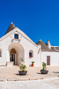 ALBEROBELLO, İtalya - 17 Mayıs 2024: Alberobello 'daki ünlü eski kuru taş Trullo