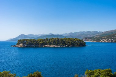 Hırvatistan 'ın Dubrovnik kenti yakınlarındaki Adriyatik Denizi' ndeki küçük ıssız ada Daksa manzarası