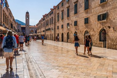 DUBROVNIK, CROATIA - 24 Haziran 2024: Tatilciler, ortaçağ duvarlarıyla çevrili ve Eski Liman manzaralı Hırvat kenti Dubrovnik 'te yaz tatilinin keyfini çıkarıyorlar