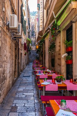 DUBROVNIK, CROATIA - 24 Haziran 2024: Hırvatistan 'ın ortaçağ duvarlarıyla çevrili ünlü Dubrovnik kenti. Eski kasaba 1979 yılında UNESCO Dünya Mirası Listesi olarak listelendi.