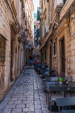 DUBROVNIK, CROATIA - 24 Haziran 2024: Hırvatistan 'ın ortaçağ duvarlarıyla çevrili ünlü Dubrovnik kenti. Eski kasaba 1979 yılında UNESCO Dünya Mirası Listesi olarak listelendi.