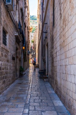 DUBROVNIK, CROATIA - 24 Haziran 2024: Hırvatistan 'ın ortaçağ duvarlarıyla çevrili ünlü Dubrovnik kenti. Eski kasaba 1979 yılında UNESCO Dünya Mirası Listesi olarak listelendi.