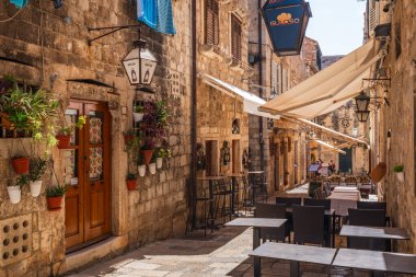 DUBROVNIK, CROATIA - 24 Haziran 2024: Hırvatistan 'ın ortaçağ duvarlarıyla çevrili ünlü Dubrovnik kenti. Eski kasaba 1979 yılında UNESCO Dünya Mirası Listesi olarak listelendi.