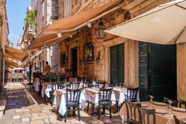 DUBROVNIK, CROATIA - 24 Haziran 2024: Hırvatistan 'ın ortaçağ duvarlarıyla çevrili ünlü Dubrovnik kenti. Eski kasaba 1979 yılında UNESCO Dünya Mirası Listesi olarak listelendi.