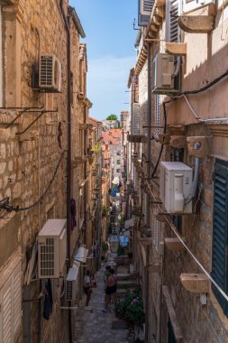 DUBROVNIK, CROATIA - 24 Haziran 2024: Hırvatistan 'ın ortaçağ duvarlarıyla çevrili ünlü Dubrovnik kenti. Eski kasaba 1979 yılında UNESCO Dünya Mirası Listesi olarak listelendi.