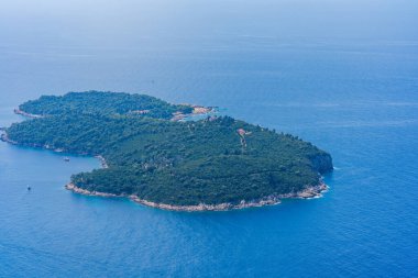 Hırvatistan 'ın Dubrovnik kentindeki Moutain Srd' un tepesinden küçük ada Lokrum manzarası