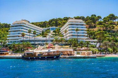 LOPUD ISLAND, CROATIA - 28 Haziran 2024: Lopud, Adriyatik Denizi açıklarındaki üç Elaphiti adasından biridir. Özellikle Sunj Körfezi olmak üzere kumlu plajlarıyla ünlüdür..