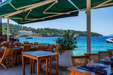 LOPUD ISLAND, CROATIA - 28 Haziran 2024: Lopud, Adriyatik Denizi açıklarındaki üç Elaphiti adasından biridir. Özellikle Sunj Körfezi olmak üzere kumlu plajlarıyla ünlüdür..
