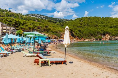 LOPUD, CROATIA - 28 Haziran 2024: Tatilciler, Adriyatik Denizi kıyısındaki Elaphiti adalarından biri olan Lopud 'da yaz tatili, kristal berrak sular ve kumlu Sunj plajlarının keyfini çıkarıyorlar.