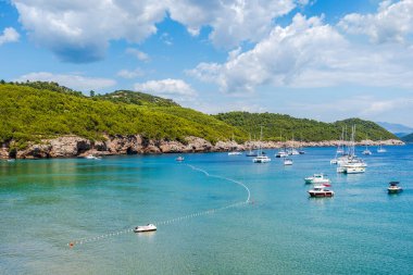 Adriyatik Denizi 'nin kristal berrak suları Dubrovnik yakınlarındaki Lopud Adası çevresinde. Hırvatistan 'da yaz