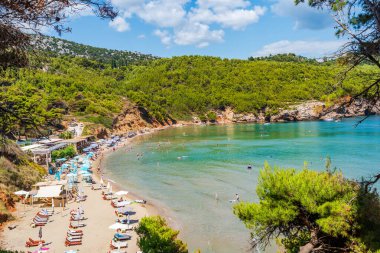 LOPUD, CROATIA - 28 Haziran 2024: Tatilciler, Adriyatik Denizi kıyısındaki Elaphiti adalarından biri olan Lopud 'da yaz tatili, kristal berrak sular ve kumlu Sunj plajlarının keyfini çıkarıyorlar.