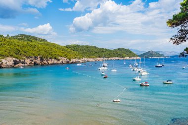 Adriyatik Denizi 'nin kristal berrak suları Dubrovnik yakınlarındaki Lopud Adası çevresinde. Hırvatistan 'da yaz