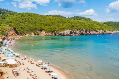 LOPUD, CROATIA - 28 Haziran 2024: Tatilciler, Adriyatik Denizi açıklarındaki Adriyatik Denizi 'ndeki Elaphiti adalarından biri olan Lopud çevresindeki Adriyatik Denizi' nin yaz tatili ve berrak sularının keyfini çıkarıyorlar