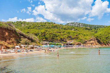 LOPUD, CROATIA - 28 Haziran 2024: Tatilciler, Adriyatik Denizi açıklarındaki Adriyatik Denizi 'ndeki Elaphiti adalarından biri olan Lopud çevresindeki Adriyatik Denizi' nin yaz tatili ve berrak sularının keyfini çıkarıyorlar