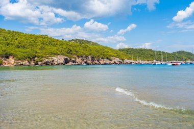 Adriyatik Denizi 'nin kristal berrak suları Dubrovnik yakınlarındaki Lopud Adası çevresinde. Hırvatistan 'da yaz