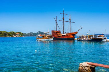 Adriyatik Denizi 'nin kristal berrak suları Dubrovnik yakınlarındaki Elaphiti Adası çevresinde. Hırvatistan 'da yaz