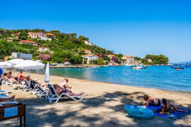 KOLOCEP ISLAND, CROATIA - 28 Haziran 2024: Tatilciler, Dubrovnik yakınlarındaki üç yerleşim adasından biri olan Kolocep çevresindeki Adriyatik Denizi 'nin yaz tatili ve kristal berrak sularının keyfini çıkarıyorlar