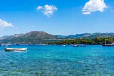 Adriyatik Denizi 'nin kristal berrak suları Dubrovnik yakınlarındaki Elaphiti Adası çevresinde. Hırvatistan 'da yaz