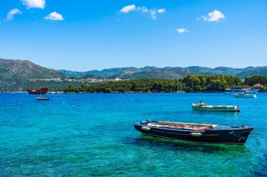 Adriyatik Denizi 'nin kristal berrak suları Dubrovnik yakınlarındaki Elaphiti Adası çevresinde. Hırvatistan 'da yaz