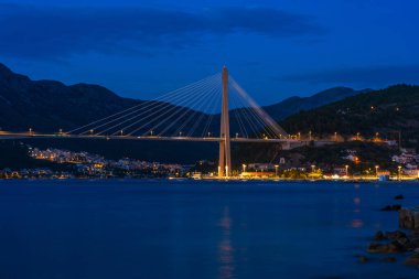 Hırvatistan 'ın Dubrovnik kentinde akşam manzaralı asma köprü.
