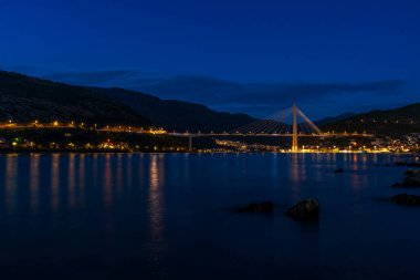 Hırvatistan 'ın Dubrovnik kentinde kablo destekli asma köprünün gece manzarası.