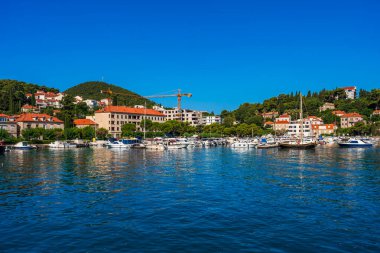 DUBROVNIK, CROATIA - 28 Haziran 2024: Gruz Körfezi 'nin karşısındaki Dubrovnik limanına bakın. Dubrovnik Limanı popüler bir gemi limanı ve her yıl bir milyondan fazla yolcu gemisi yolcuları için ana kapıdır.