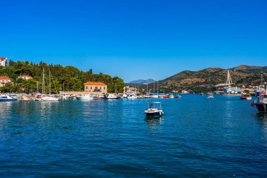 DUBROVNIK, CROATIA - 28 Haziran 2024: Gruz Körfezi 'nin karşısındaki Dubrovnik limanına bakın. Dubrovnik Limanı popüler bir gemi limanı ve her yıl bir milyondan fazla yolcu gemisi yolcuları için ana kapıdır.